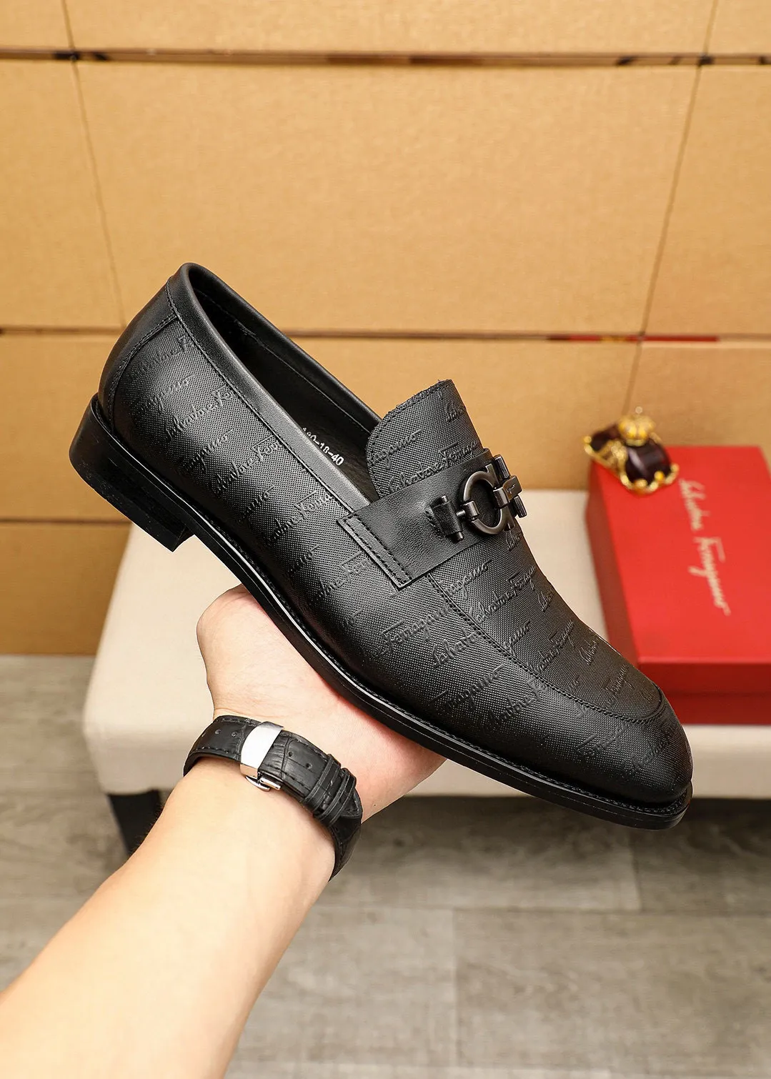 Men's shoes 💰460 💐 Product trademark: Ferragamo "Ferragamo" casual leather shoes Regular size: 38-44 (45.46🉑️customized) Product materials: Selected imported first-layer cowhide embossed upper + luxury hardware buckle, imported water-dyed cowhide leather lining. Strong three-dimensional visual effect, original rubber outsole Color: 1⃣️color optional